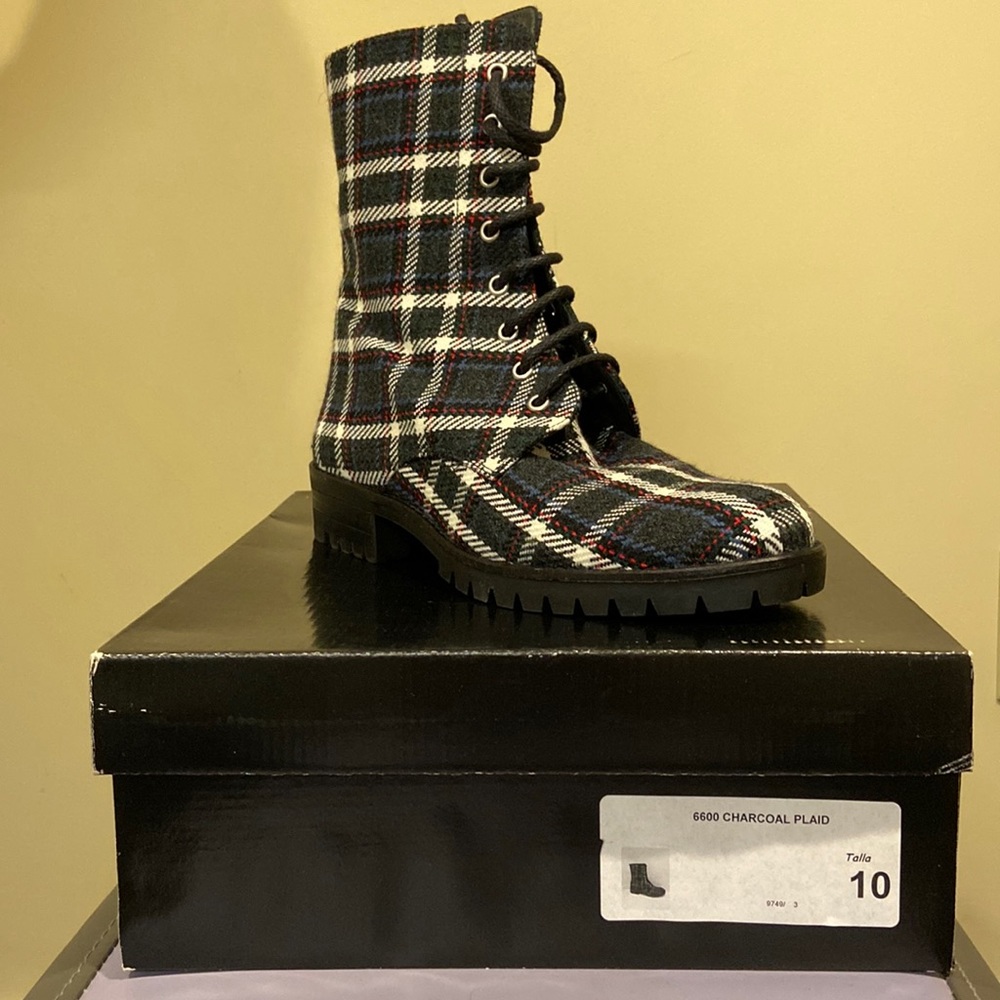 NWT Renvy Plaid Combat Boots